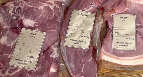 Hos oss kan du beställa hel, halv eller kvars styckad gris  & charkprodukter - Ekbackens Gård Varberg